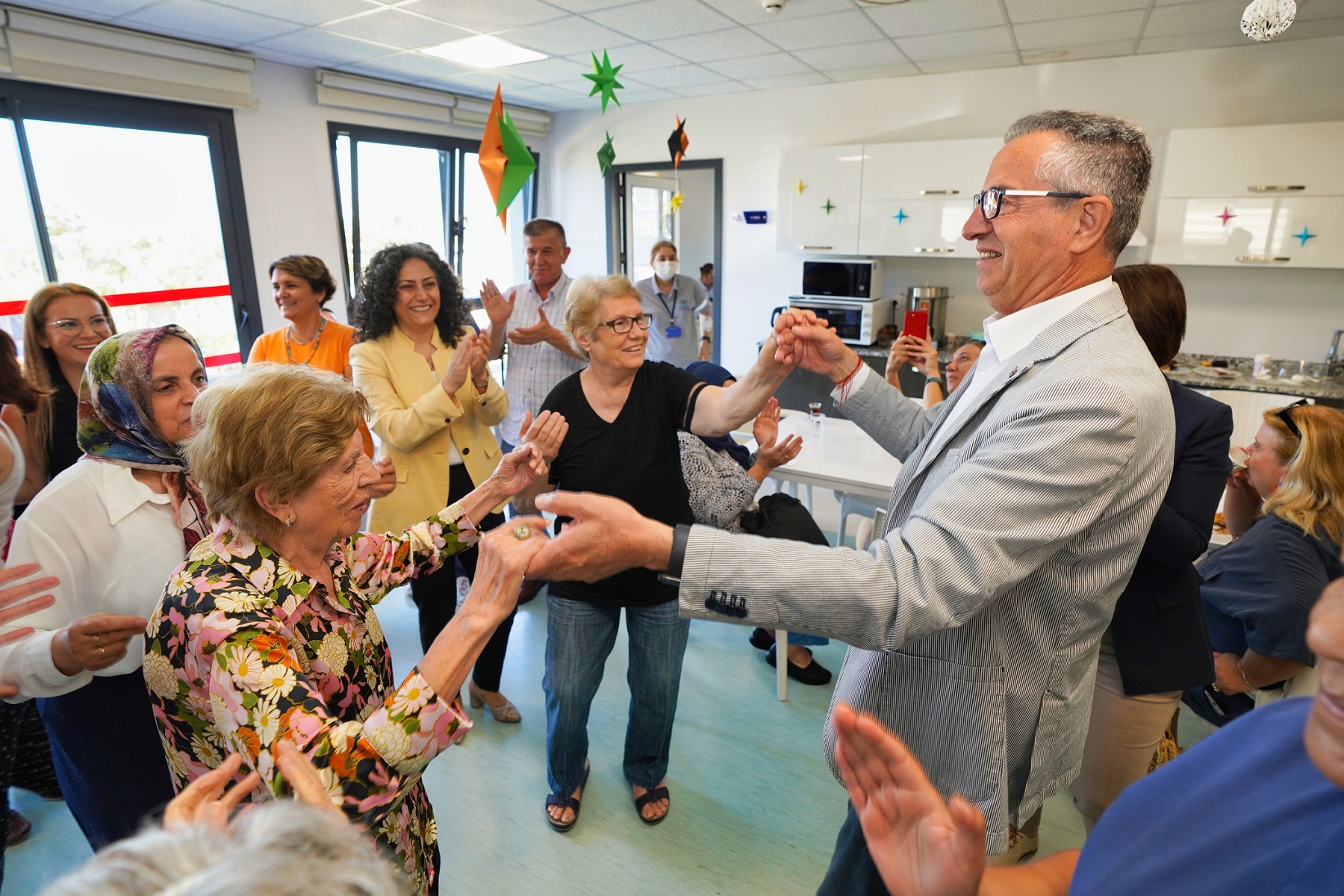 Bu merkez Alzheimer demans hastalarını hayata bağlıyor