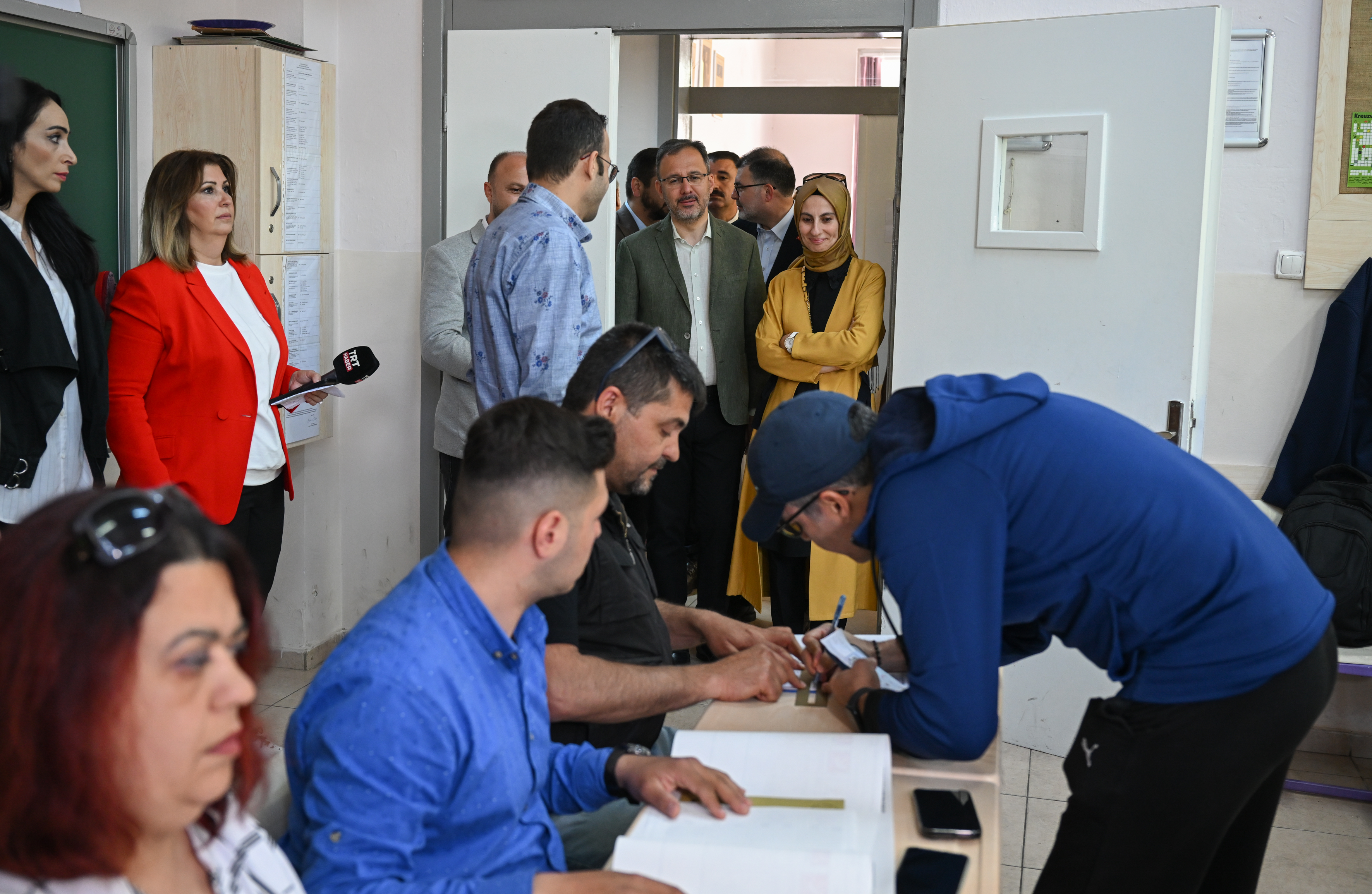 Gençlik ve Spor Bakanı Kasapoğlu, İzmir'de oyunu kullandı