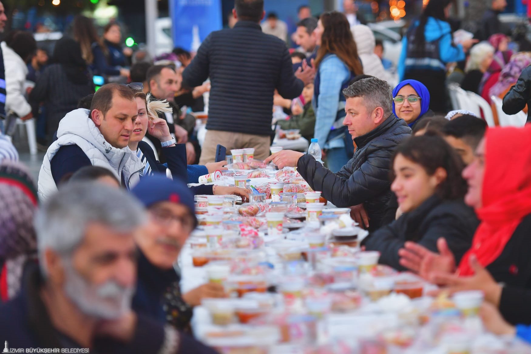 İzmir büyük iftar sofrasında buluştu “Hep yüzünüz gülsün”