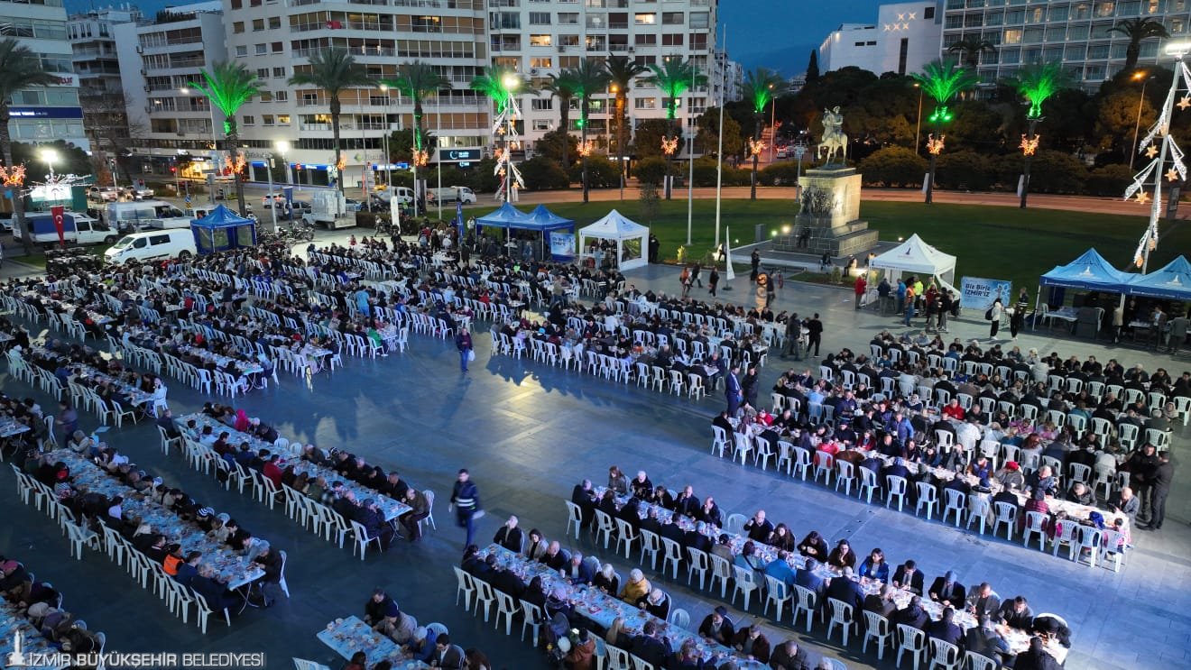 İzmir büyük iftar sofrasında buluştu “Hep yüzünüz gülsün”