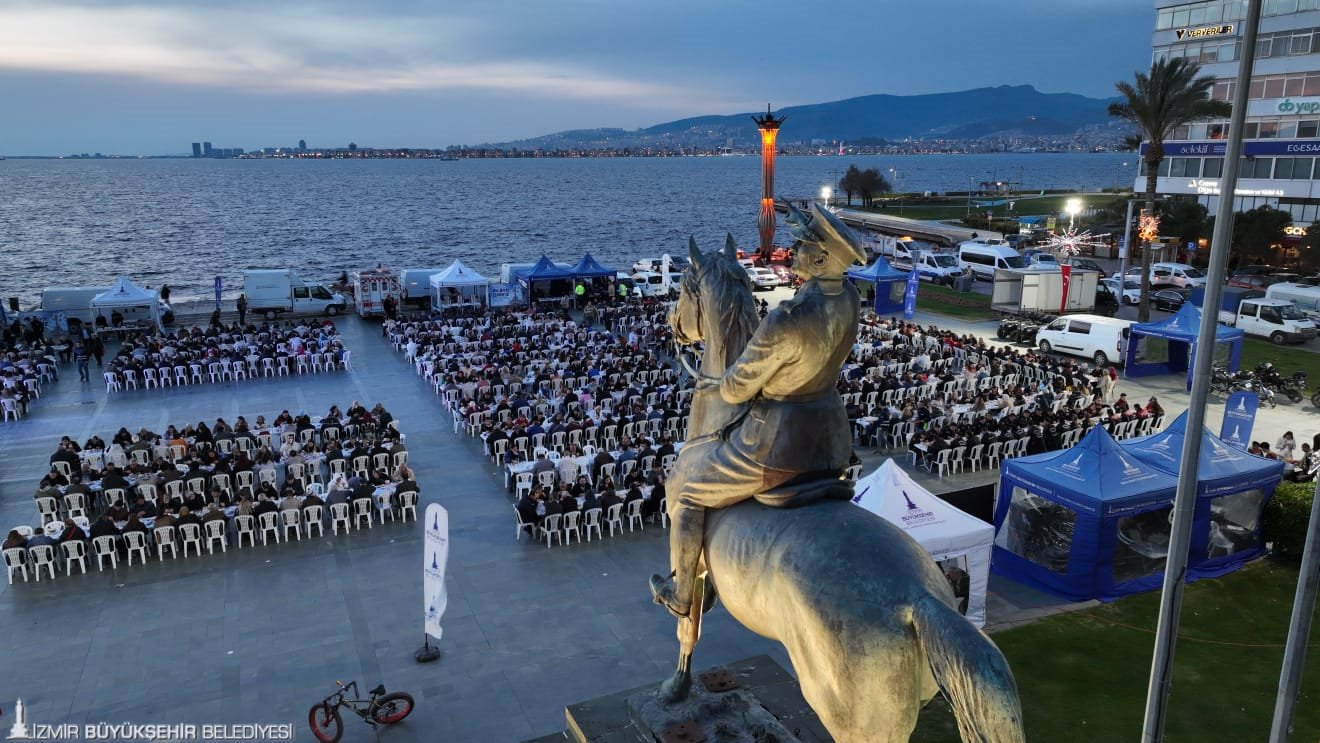 İzmir büyük iftar sofrasında buluştu “Hep yüzünüz gülsün”
