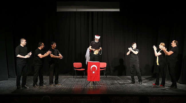 Temizlik işçileri sahnenin tozunu attı
