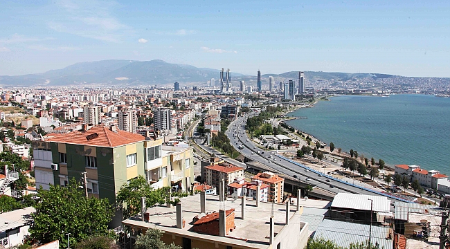 Bayraklı'da duvar yazıları yarıştı