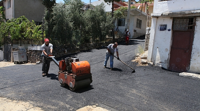 Bayraklı’da yollar asfaltlanıyor