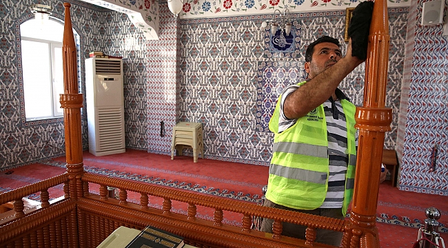 Buca Camilerinde Bayram Temizliği