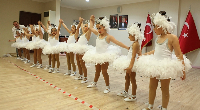Minik balerin ve baletler sahnede