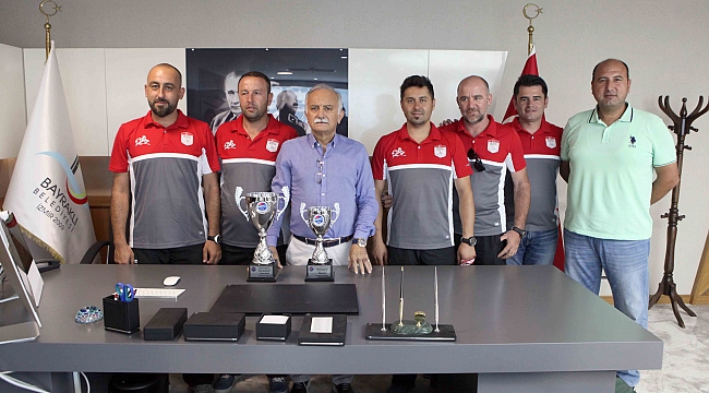 Bayraklı sporda başarıya doymuyor