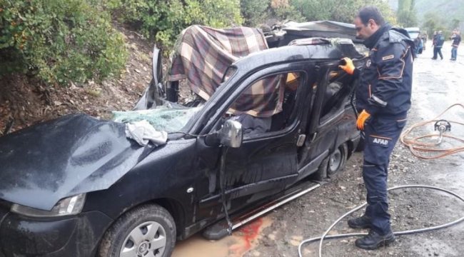 Otomobilin üzerine kaya düştü: 3 ölü, 1 yaralı