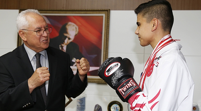 Yıldız sporcudan Başkan Selvitopu’na renkli ziyaret