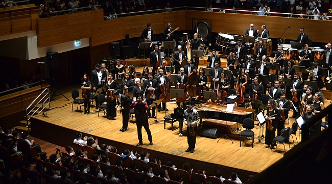 İTÜ GELİŞTİRME VAKFI İZMİR OKULLARI ÖĞRENCİLERİ KONSERDE