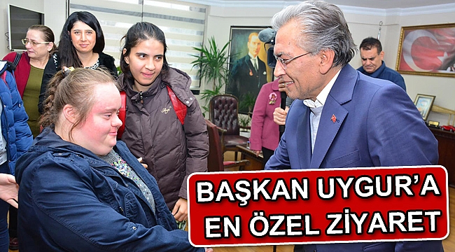 Özel öğrencilerden Başkan Uygur’a hediye