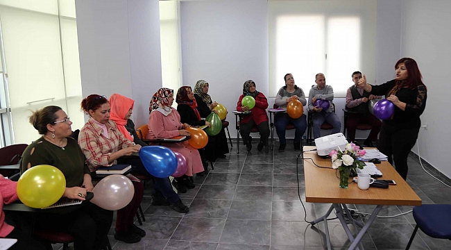 Karabağlar’daki kurslar meslek ve hobi kazandırıyor