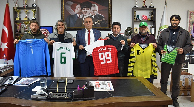 Başkan Kaya'dan spor kulüplerine forma desteği