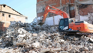 Bayraklı'da metruk binalar yıkılıyor