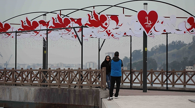 Bayraklı'da 'Sevgililer Günü' kutlandı