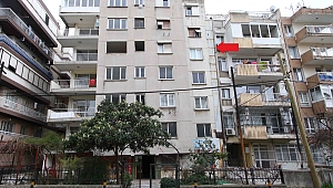 Bayraklı'da yan yatan binanın tahliyesine başlandı