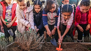 Buca’nın filizleri betonların arasından çiçek açtı