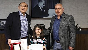 İZSİAD'dan Elanur Akıncı'ya eğitim hayatı boyunca burs