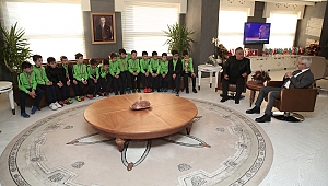 Kupa sevincini Başkan Erdem ile paylaştılar