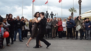 KUŞADASI’NDA AŞK BAŞKADIR