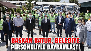 Başkan Batur, belediye personeliyle bayramlaştı