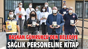 Başkan Gümrükçü’den belediye sağlık personeline kitap