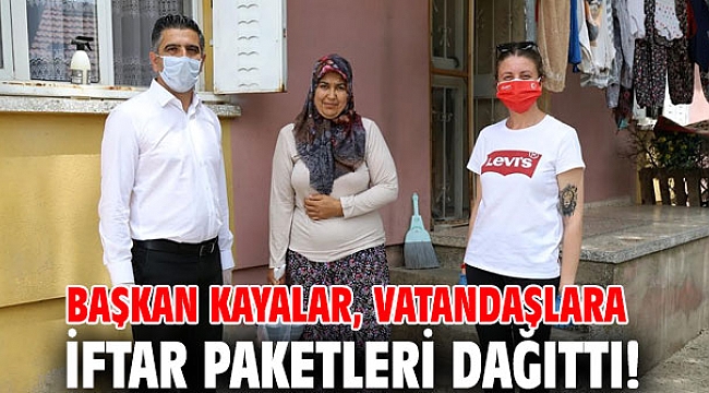 Başkan Kayalar, vatandaşlara iftar paketleri dağıttı!
