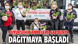 Büyükşehir annelere sardunya dağıtmaya başladı