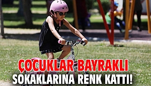 Çocuklar Bayraklı sokaklarına renk kattı!