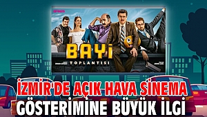 İzmir'de açık hava sinema gösterimine büyük ilgi