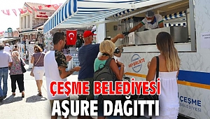 Çeşme Belediyesi aşure dağıttı
