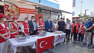 Karşıyaka Kızılay aşure dağıttı, kan topladı