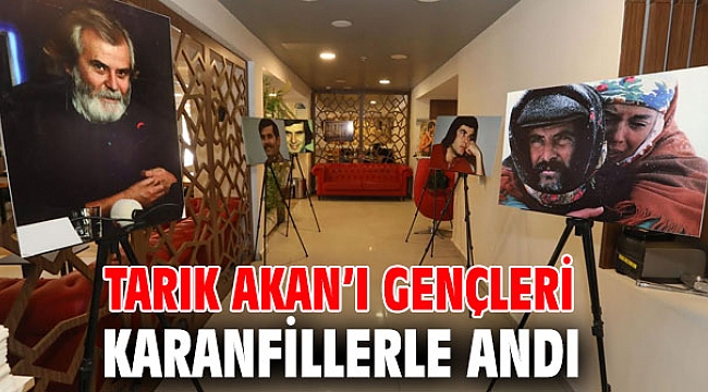 Tarık Akan’ı gençleri karanfillerle andı
