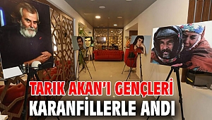 Tarık Akan’ı gençleri karanfillerle andı 