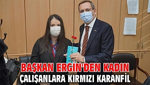 Başkan Ergin'den kadın çalışanlara kırmızı karanfil