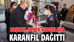 Başkan Soyer kadınlara karanfil dağıttı