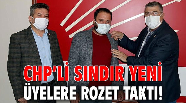 CHP’li Sındır yeni üyelere rozet taktı!