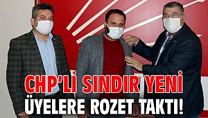 CHP’li Sındır yeni üyelere rozet taktı!