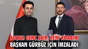 Genç şair yeni kitabını başkan Gürbüz için imzaladı