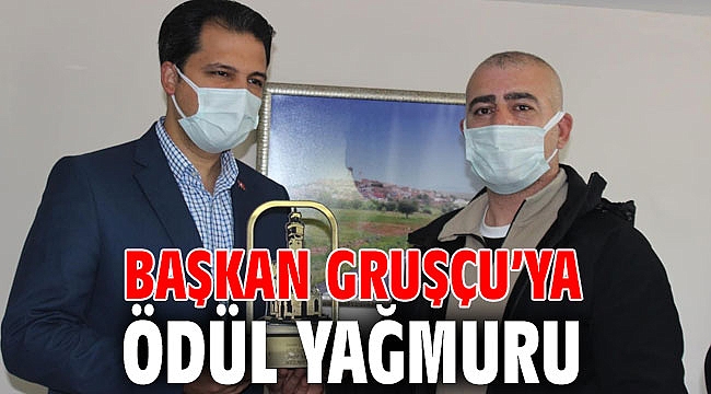 Başkan Gruşçu’ya Ödül Yağmuru