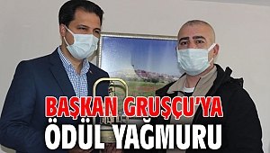 Başkan Gruşçu’ya Ödül Yağmuru