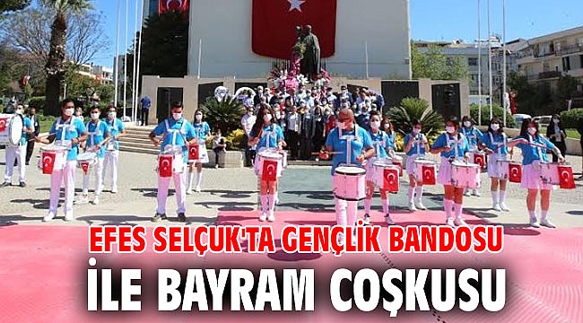Efes Selçuk'ta gençlik bandosu ile bayram coşkusu