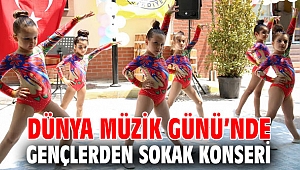 Dünya Müzik Günü’nde gençlerden sokak konseri
