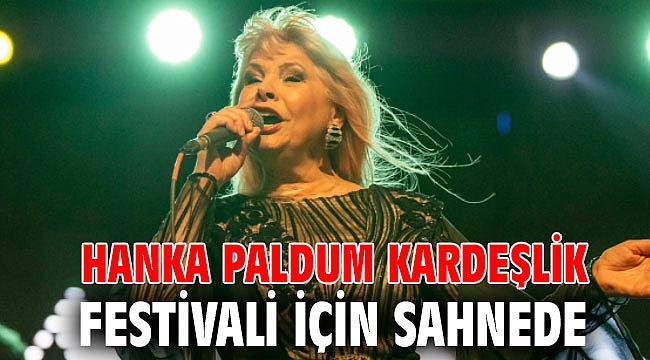 Hanka Paldum kardeşlik festivali için sahnede