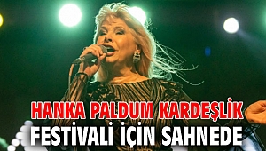 Hanka Paldum kardeşlik festivali için sahnede