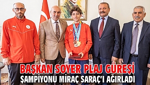 Başkan Soyer plaj güreşi şampiyonu Miraç Saraç’ı ağırladı