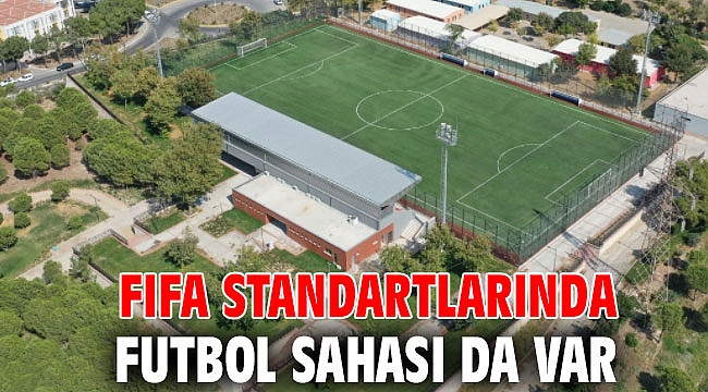 FIFA standartlarında futbol sahası da var