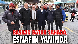 Başkan Batur sahada, esnafın yanında