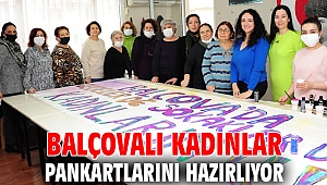 Balçovalı Kadınlar Pankartlarını Hazırlıyor