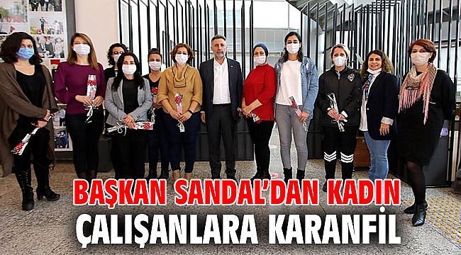 Başkan Sandal’dan kadın çalışanlara karanfil